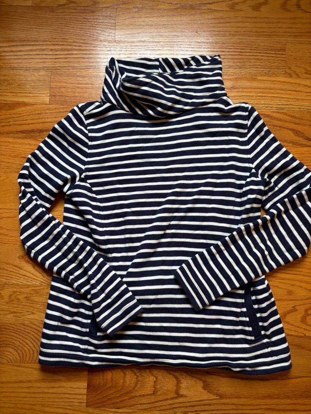 Vineyard vines navy blue and white stripe cowl neck pullover size small